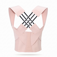 Correcteur de posture Lunessio rose poudré avec sangles croisées en X noir et blanc dans le dos, vue sur fond blanc